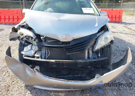 2014 Toyota Sienna Le V6 8 Passenger z USA, uszkodzony, nr VIN 5TDKK3DC4ES465622